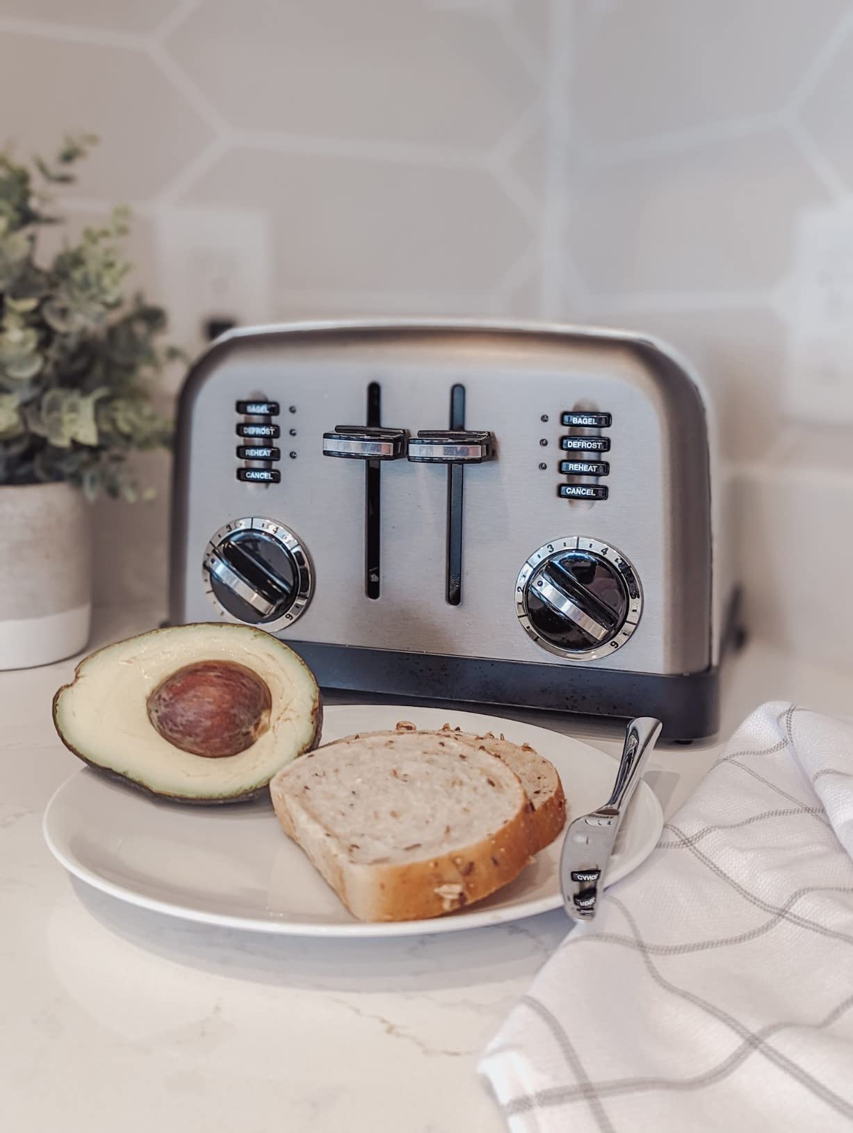 Cuisinart 4 Slice Compact Stainless Steel Toaster with Extra-Wide Slots for Bread, French Toast, Bagels & Pastries, Defrost & Reheat Functions, CPT-180P1, Brushed Stainless, Removable Crumb Tray customer photo 2