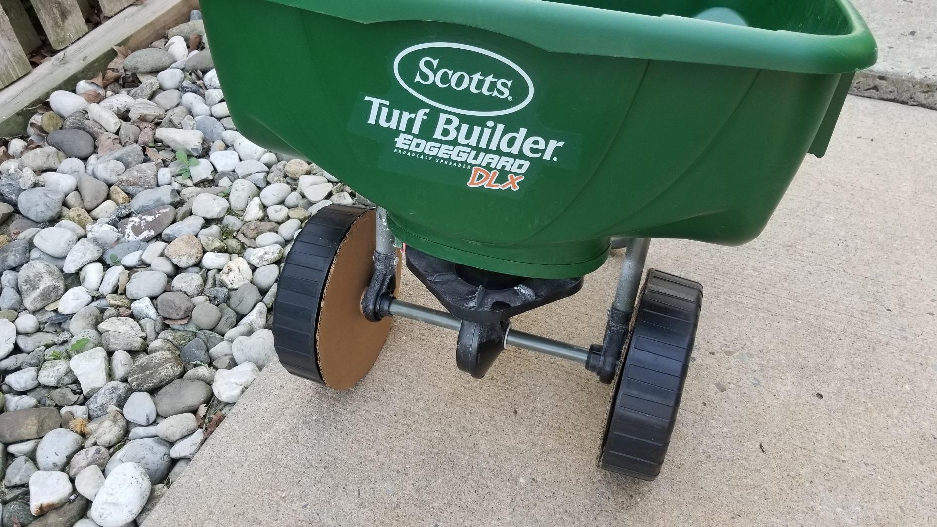 Scotts Turf Builder EdgeGuard DLX Broadcast Spreader for Seed, Fertilizer, Salt, Ice Melt, Holds up to 15,000 sq.ft. Product, Green | Spreader For Lawn Fertilizer, Weed & Insect Control, Grass Seed, and Ice Melt customer photo 1