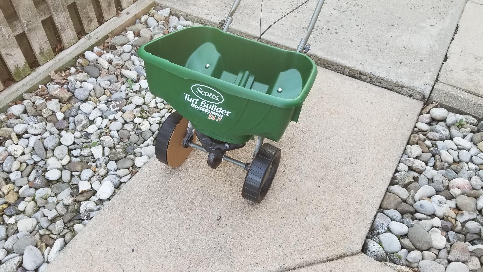 Scotts Turf Builder EdgeGuard DLX Broadcast Spreader for Seed, Fertilizer, Salt, Ice Melt, Holds up to 15,000 sq.ft. Product, Green | Spreader For Lawn Fertilizer, Weed & Insect Control, Grass Seed, and Ice Melt customer photo 2
