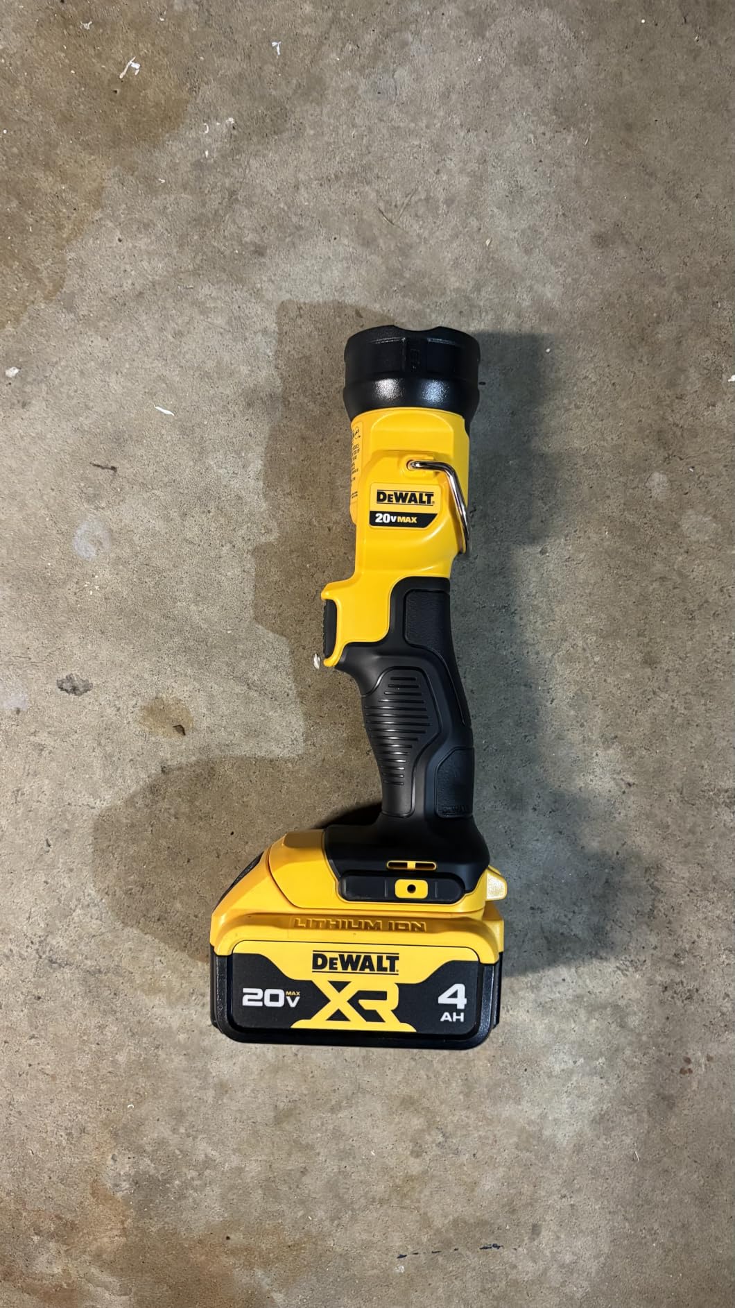 DEWALT 20V MAX* LED Work Light/Flashlight (DCL040) customer photo 2