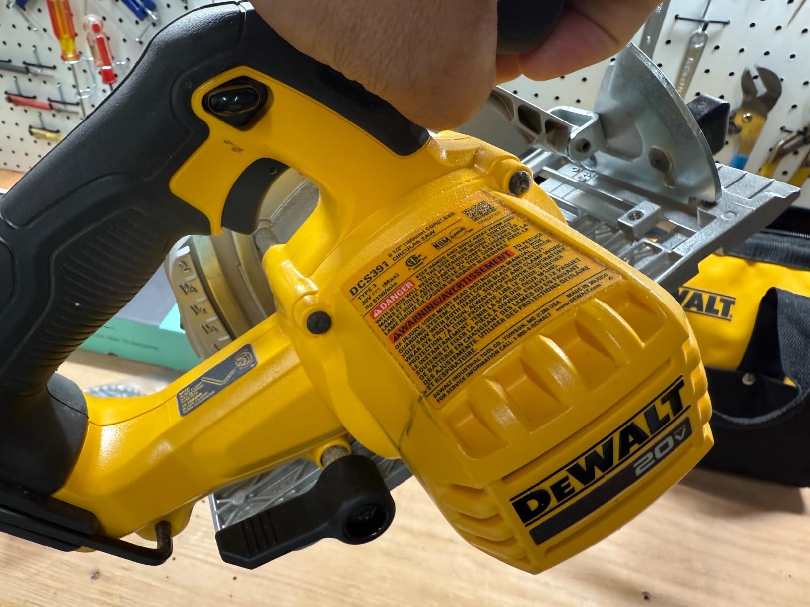 DEWALT 20V MAX Circular Saw, Cordless Sidewinder Style Portable, 6-1/2-Inch Blade, 5150 RPM (DCS391B) customer photo 1