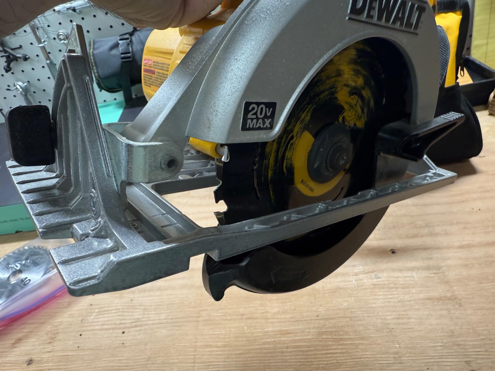 DEWALT 20V MAX Circular Saw, Cordless Sidewinder Style Portable, 6-1/2-Inch Blade, 5150 RPM (DCS391B) customer photo 2
