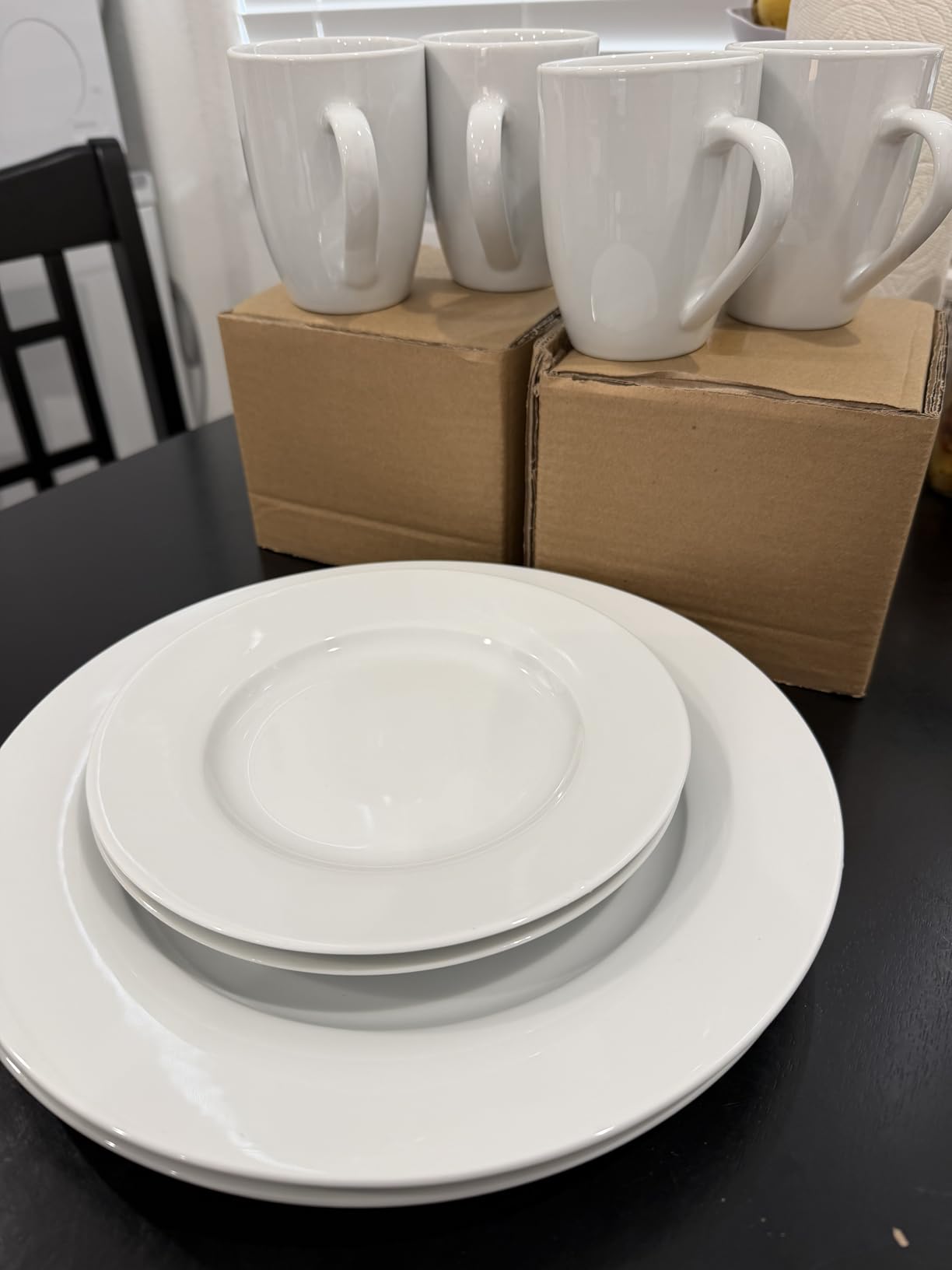 Amazon Basics 16-Piece Porcelain Dinnerware Set customer photo 1