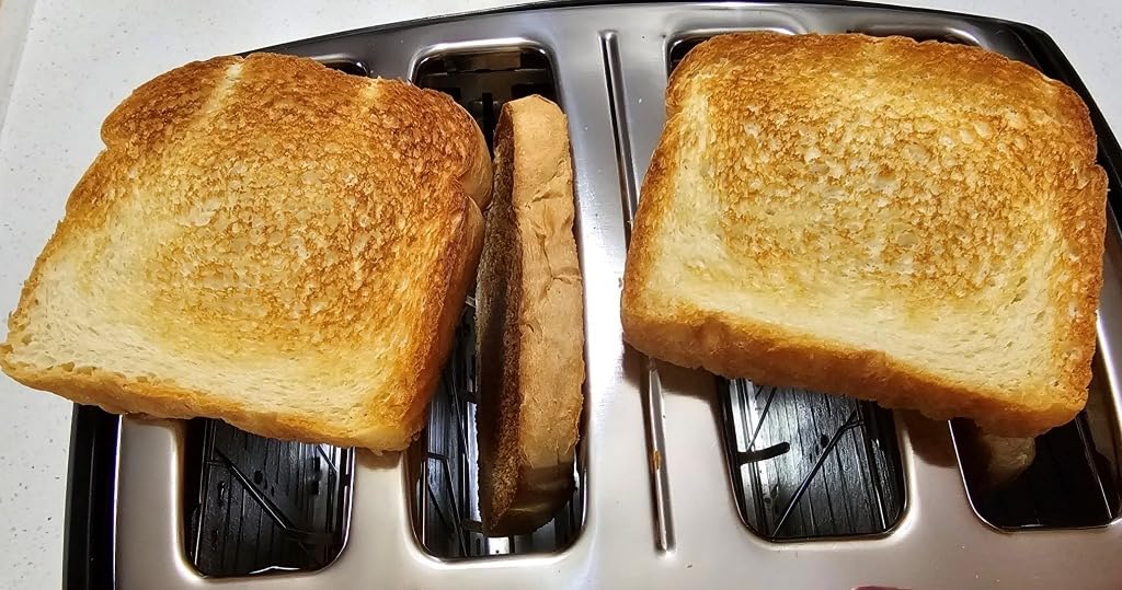 BLACK+DECKER 4-Slice Toaster with Extra-Wide Slots customer photo 1