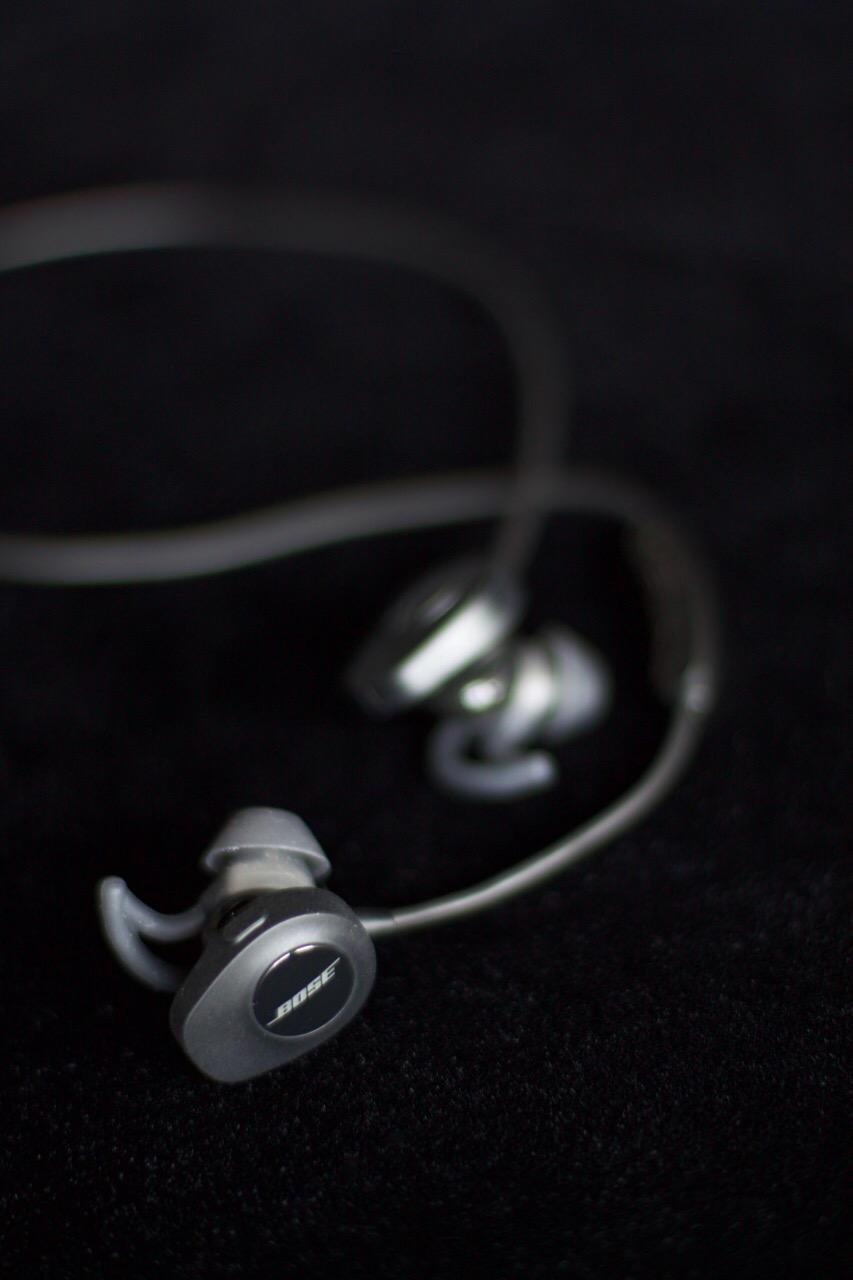Bose SoundSport, Wireless Earbuds, (Sweatproof Bluetooth Headphones for Running and Sports), Black customer photo 1