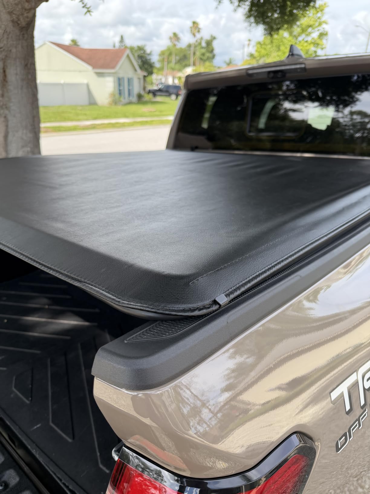 Tyger Auto T1 Soft Roll-up Truck Bed Tonneau Cover Compatible with 2016-2023 Toyota Tacoma | 5' (60
