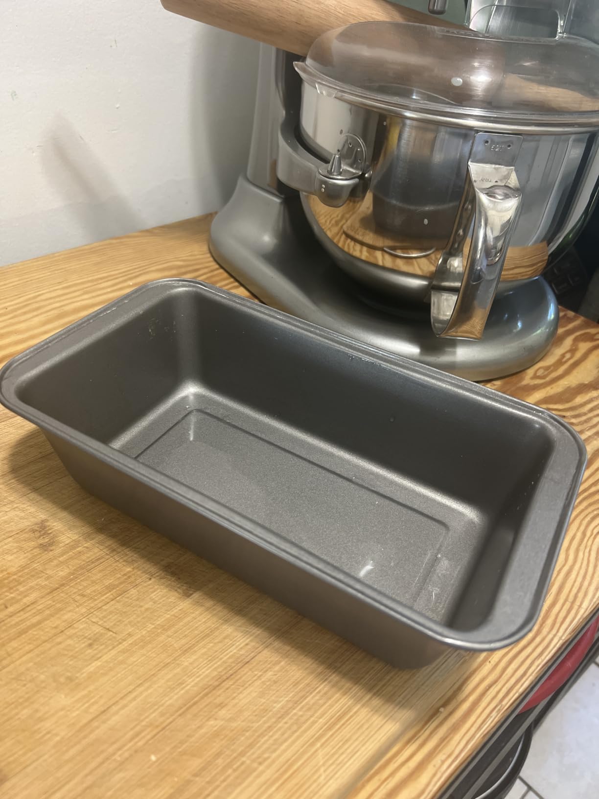 Amazon Basics Rectangular Nonstick Bread Loaf Pan for Baking Meatloaf with Even Heat Distribution, 9.5 x 5 Inch, Gray, Set of 2 customer photo 2