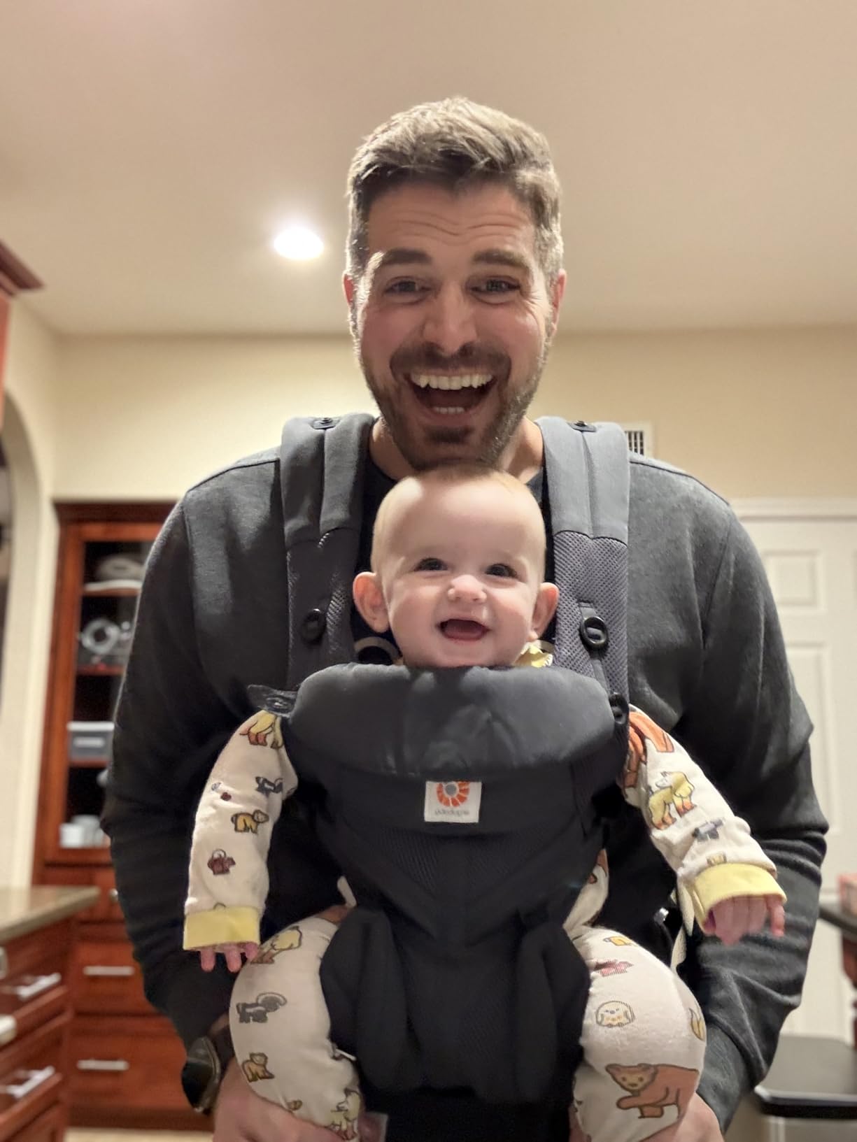 Ergobaby Omni Classic Baby Carrier for Newborn to Toddlers 0-48 Months | 4-Position 100% Premium Cotton Baby Carrier with Ergonomic Support, Fits 7-45 lbs, Pure Black customer photo 1