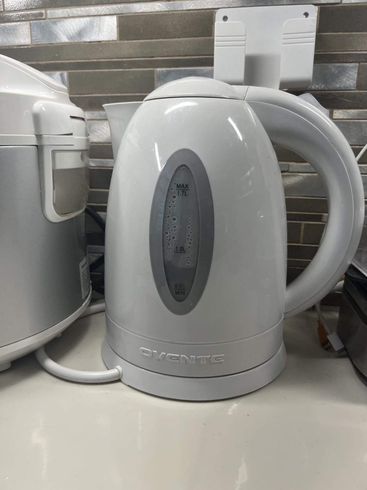 OVENTE Electric Kettle, 1.7L Fast Boiling Water Heater for Coffee or Tea, BPA Free with Water Level Gauge, Auto Shut-Off, Boil-Dry Protection, Indicator Light and Removable Filter, Black KP72B customer photo 1