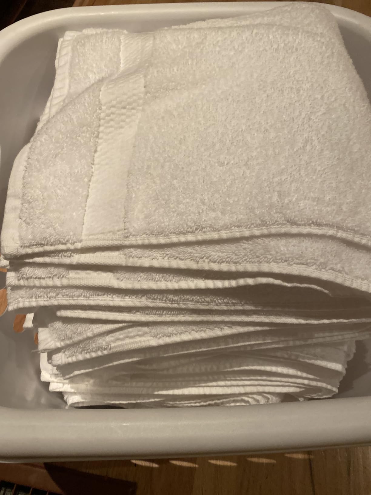 Amazon Basics 6-Pack Bath Towels, 100% Ring Spun Cotton, 600 GSM, Lightweight and Highly Absorbent, Quick Drying, Hotel Quality, 27 x 54 inches, White customer photo 1