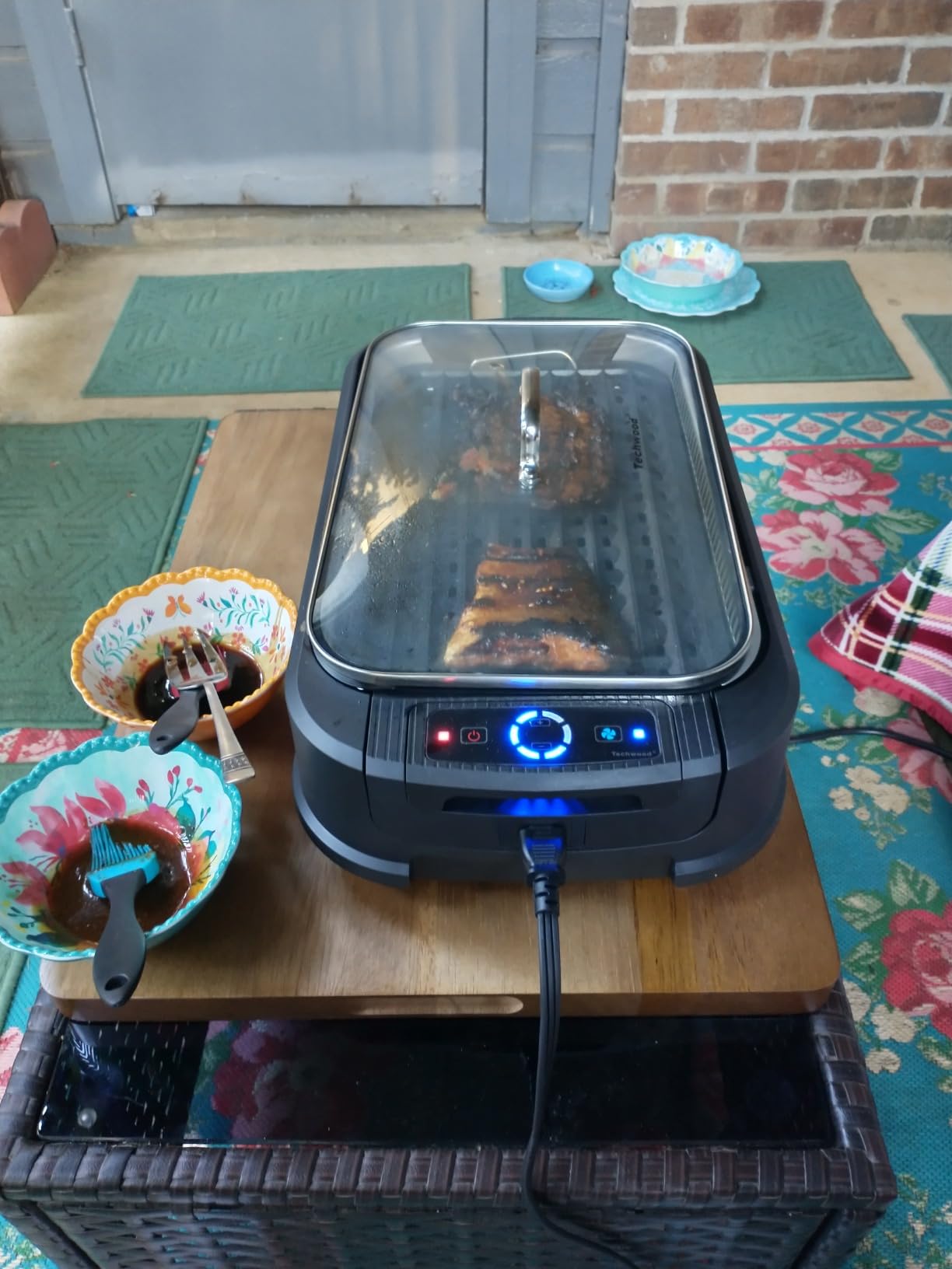 Techwood Indoor Smokeless Grill, 1500W Electric Indoor Grill with Tempered Glass Lid, Portable Non-stick BBQ Korean, Turbo Smoke Extractor Technology, Drip Tray & Double Removable Plate, Black customer photo 1