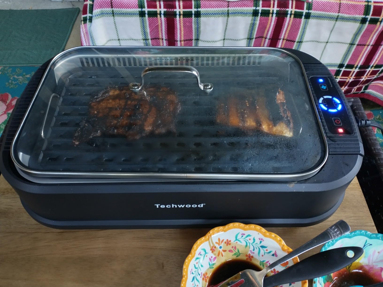 Techwood Indoor Smokeless Grill, 1500W Electric Indoor Grill with Tempered Glass Lid, Portable Non-stick BBQ Korean, Turbo Smoke Extractor Technology, Drip Tray & Double Removable Plate, Black customer photo 2