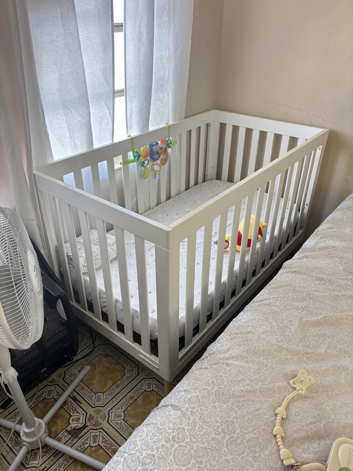 Delta Children Essex 4-in-1 Convertible Baby Crib, Bianca White with Natural Legs, Greenguard Gold Certified customer photo 1
