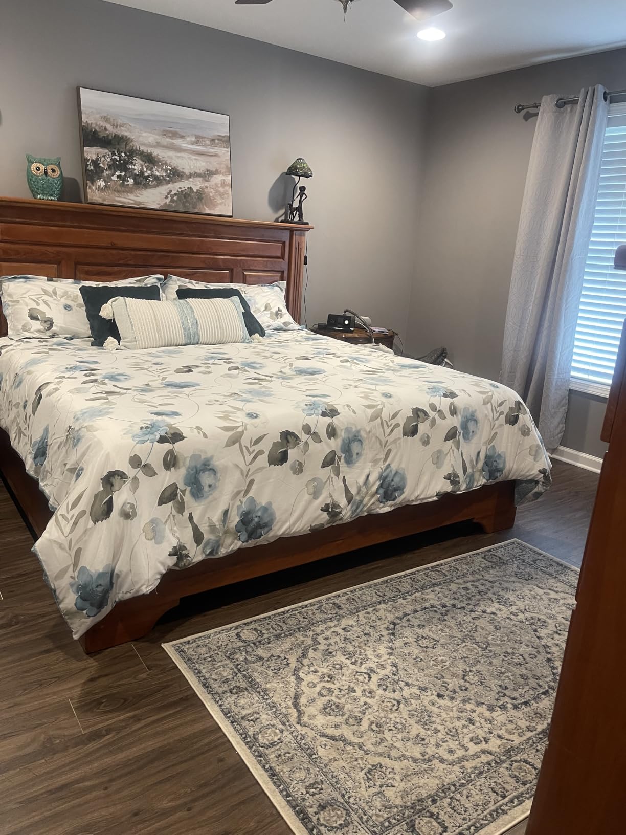 Amazon Basics White Down Alternative Comforter and Duvet Insert with Corner Tabs, Machine Washable, King, All-Season, 102 x 90 inches customer photo 2