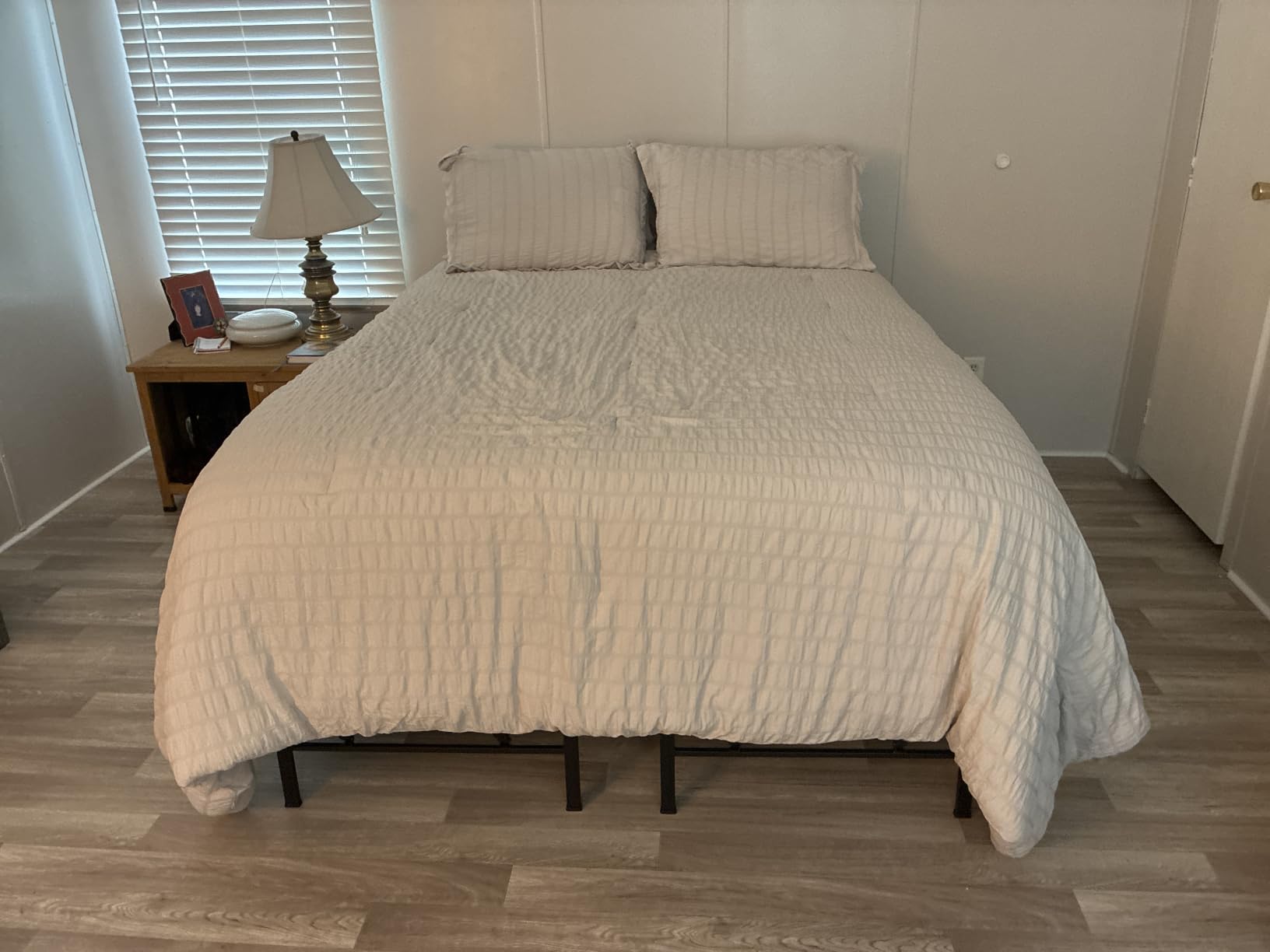 Queen Comforter Set, 7 Pieces White Seersucker Textured Luxury Bed in a Bag, All Seasons Soft Bedding Sets with Down Alternative Comforter, Sheets, Pillowcases & Shams, Bedroom Bed Set customer photo 2