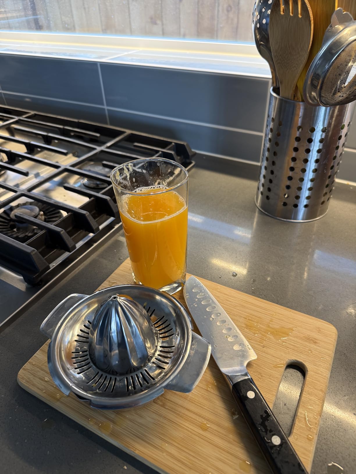Citrus Lemon Orange Grapefruit Juicer Manual Squeezer 304 Stainless Steel Robust Hand Juicer Reamer Rotation Press with Strainer & 10oz Bowl, 2 Pour Spouts, Dishwasher Safe, Easy to Clean, Heavy Duty customer photo 1