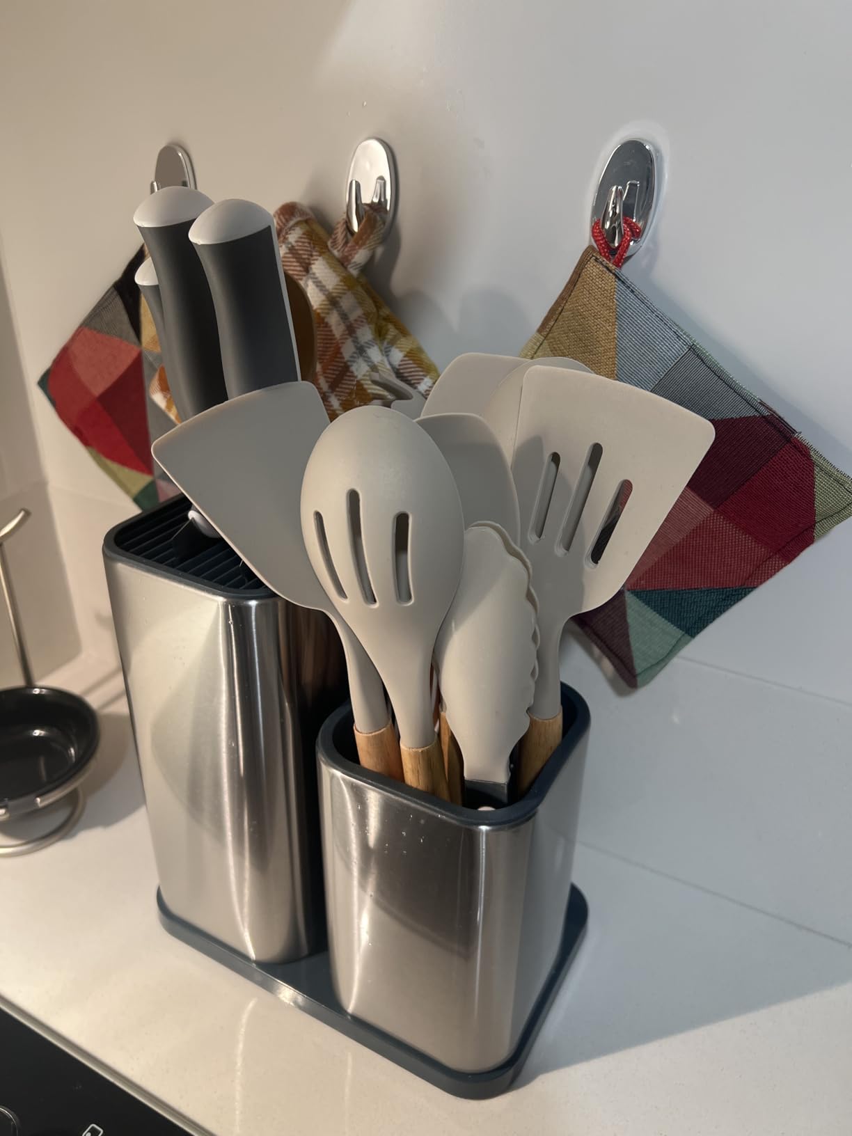 RedCall Kitchen Knife Holder, Stainless Steel Universal Knife Block Without Knives for Countertop, Modern Knife Utensil Holder for Counter, Edge-Protect Knife Storage Organizer (Stainless Steel (Silver)) customer photo 1