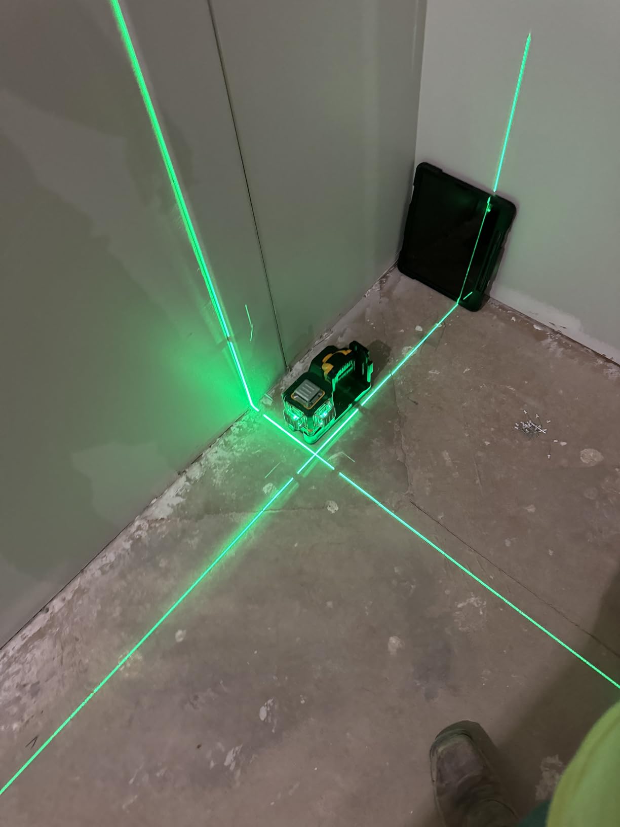 DEWALT 20V/12V MAX Laser Level Kit, 3 x 360, Green (DCLE34030G), Color Yellow customer photo 2