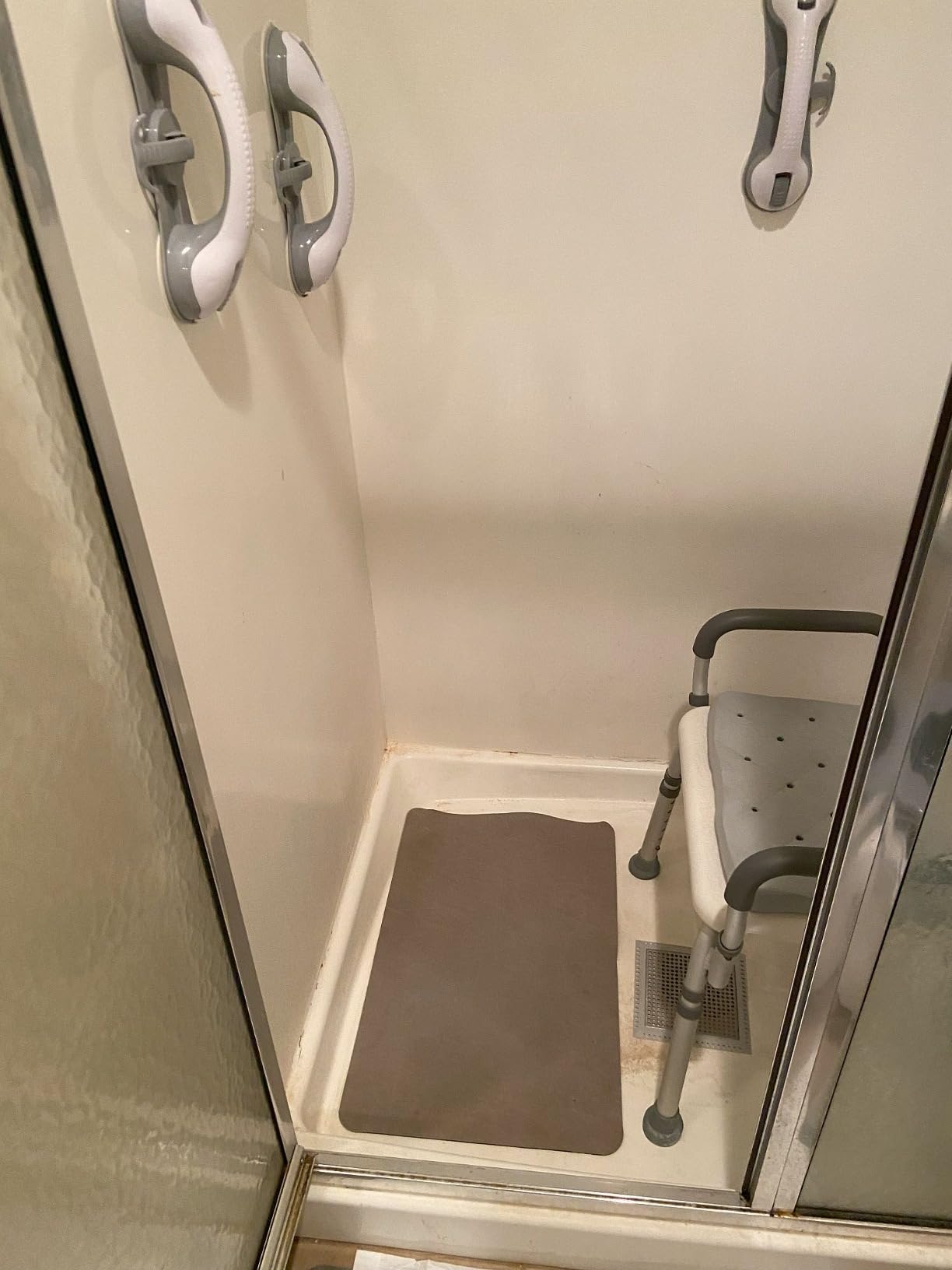 MontVoo Bath Mat, Rubber Backing Non Slip Thin Bathroom Rugs Fit Under Door, Quick Dry Absorbent Faux Suede Surface Grey Bathroom Floor Mats, Shower Rug for Bathtub Shower, 16x24 customer photo 2