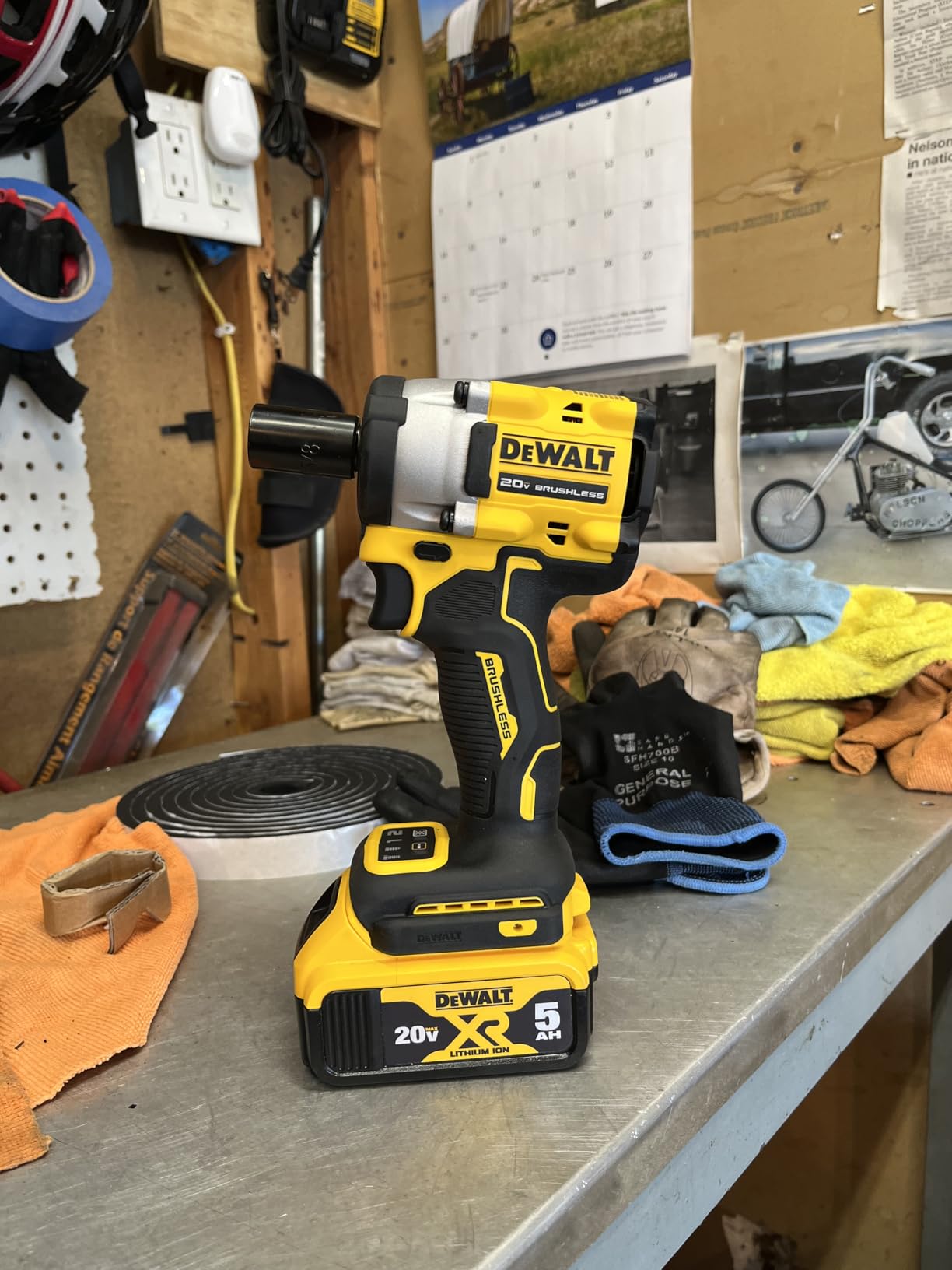 DEWALT ATOMIC 20V MAX* 1/2 in. Cordless Impact Wrench with Hog Ring Anvil, Tool Only (DCF921B) customer photo 1