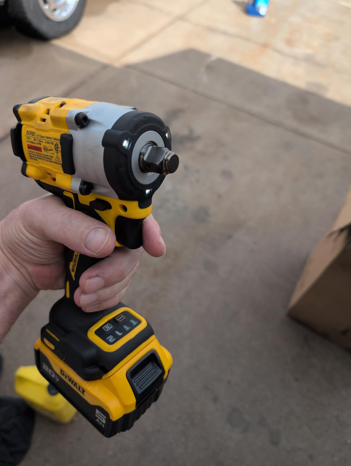 DEWALT ATOMIC 20V MAX* 1/2 in. Cordless Impact Wrench with Hog Ring Anvil, Tool Only (DCF921B) customer photo 2