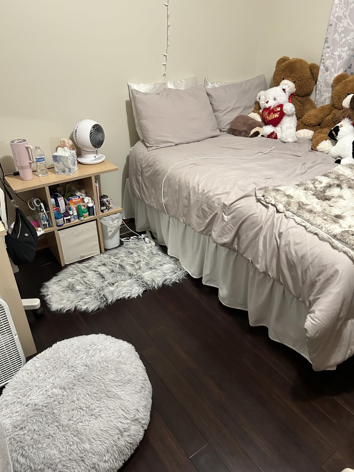 Ashler Faux Fur Rug, White, 2.3 x 3.3 Ft, Machine Washable | Fluffy Sheepskin Fur, Fuzzy Ultra Soft, Plush Shag, Irregular Shaped Rug, Nursery Throw for Bed, Living Room customer photo 1