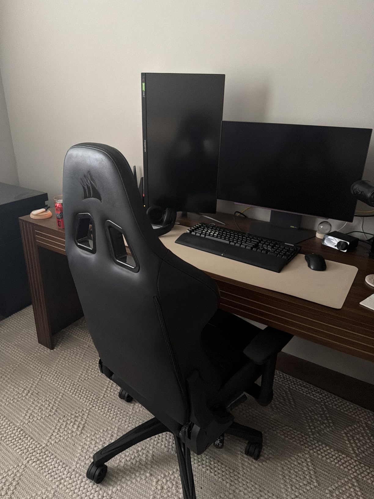 Corsair TC100 Relaxed Gaming Chair - Leatherette - Racing-Inspired Design - Lumbar Pillow - Detachable Memory Foam Neck Pillow - Adjustable Seat Height - Adjustable Armrests - Black customer photo 1