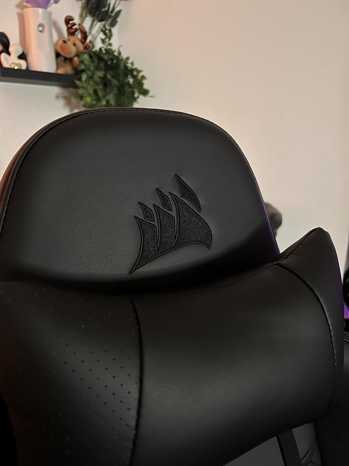 Corsair TC100 Relaxed Gaming Chair - Leatherette - Racing-Inspired Design - Lumbar Pillow - Detachable Memory Foam Neck Pillow - Adjustable Seat Height - Adjustable Armrests - Black customer photo 2