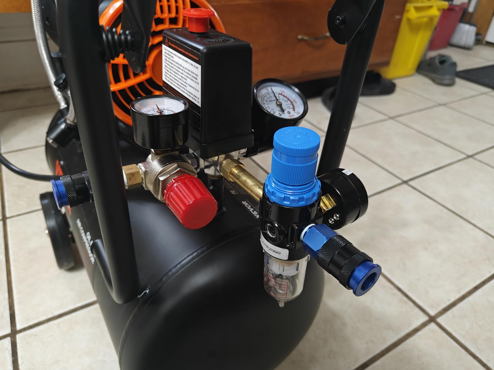 VEVOR 6.3 Gallon Air Compressor, 2 HP 3.35 CFM@90PSI Air Compressors with Max. 116PSI Pressure, Oil Free Compressor Tank for Auto Repair, Tire Inflation, Spray Painting, Woodwork Nailing customer photo 1