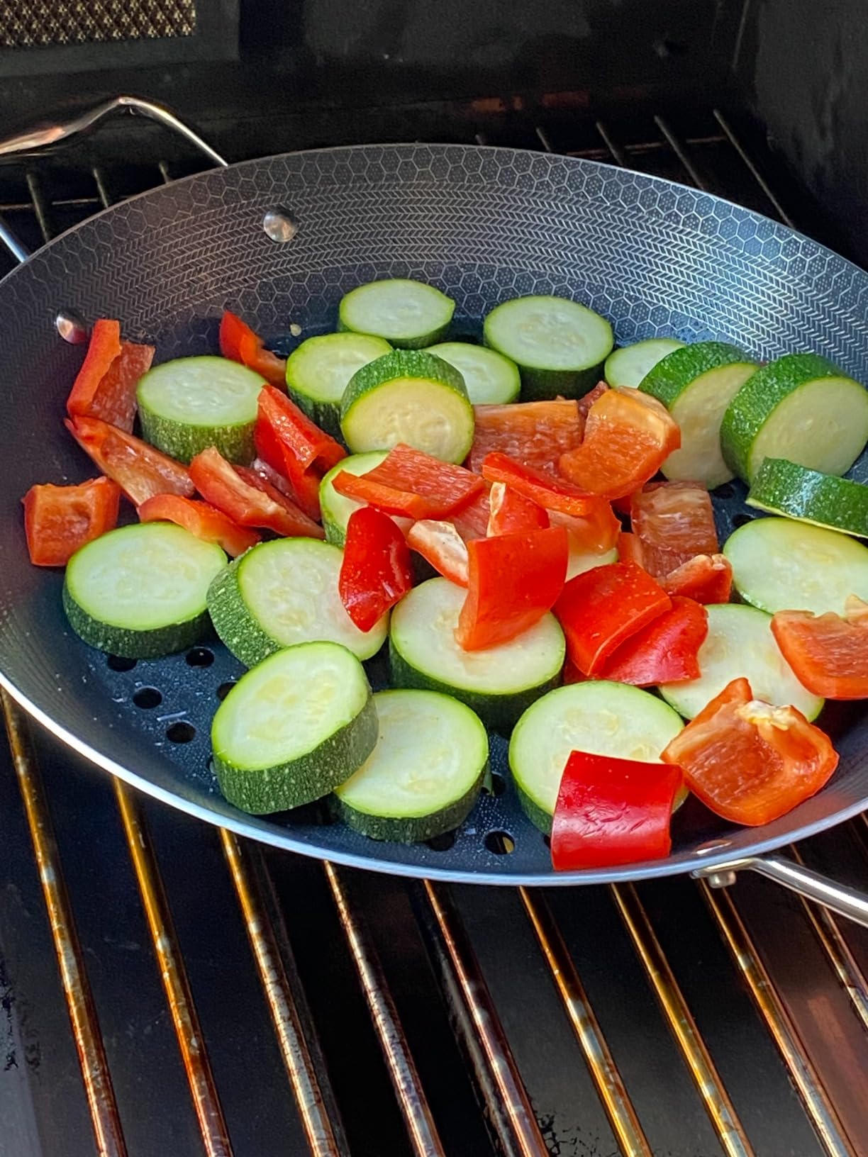HexClad Hybrid Nonstick BBQ Grill Pan, Dishwasher-Friendly, BBQ and Oven-Safe Up to 900F customer photo 2