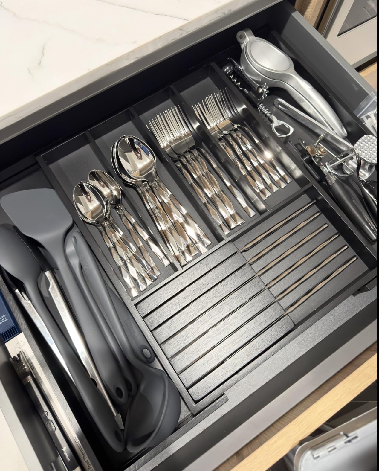 KINGSTONE Silverware Set, Luxury 40 Piece Flatware Set for 8, 18/10 Stainless Steel Cutlery Set with Diamond Cut Pattern for Kitchen, Home, Wedding, Party, Mirror Polished and Dishwasher Safe customer photo 1