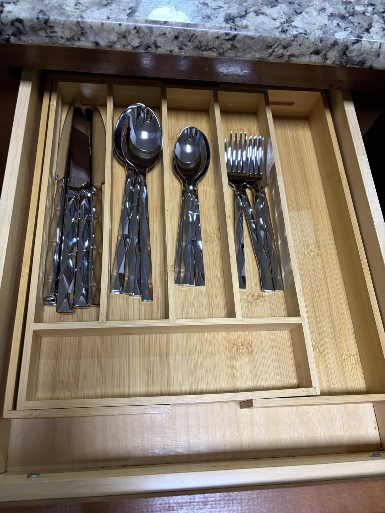 KINGSTONE Silverware Set, Luxury 40 Piece Flatware Set for 8, 18/10 Stainless Steel Cutlery Set with Diamond Cut Pattern for Kitchen, Home, Wedding, Party, Mirror Polished and Dishwasher Safe customer photo 2