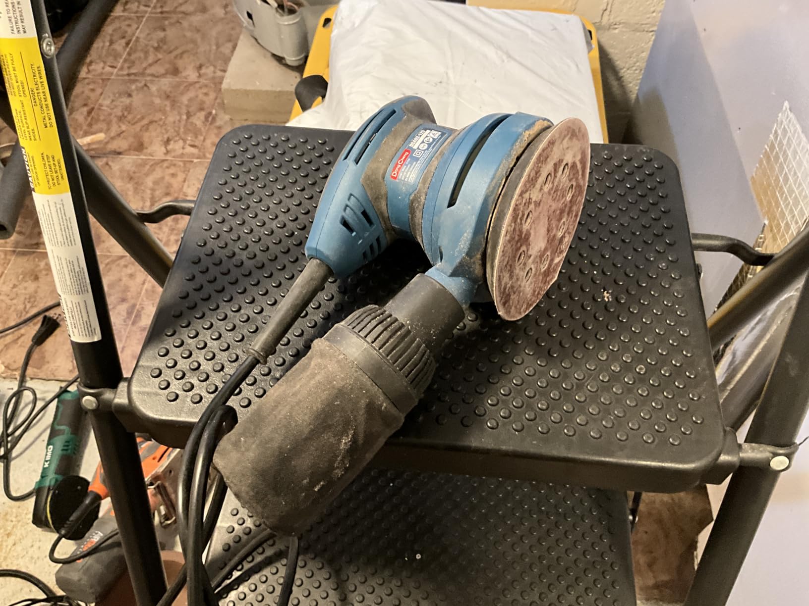 Dong Cheng 5-Inch Random Orbital Sander 3.2A 12800OPM Electric Palm Sander, 6 Variable Speeds customer photo 1