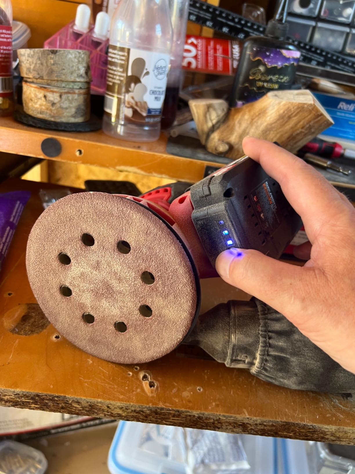 AVID POWER 20V Cordless Orbital Sander 5 Inch Electric Sander Tool with 6 Variable Speeds 7000-11000 RPM Battery Powered Sanders for Woodworking customer photo 1