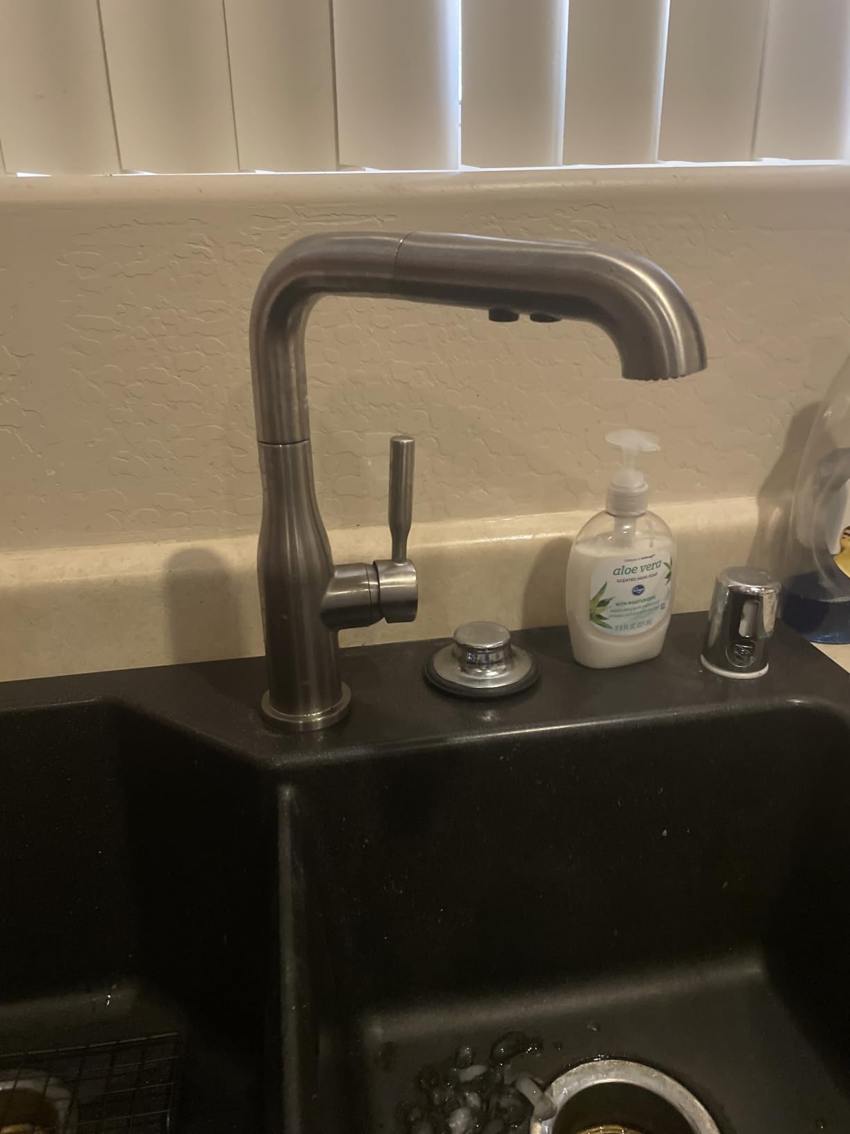 Delta Almari Brushed Nickel Kitchen Faucet with Pull-Out Sprayer, Modern Single Hole Kitchen Sink Faucet, Single Handle, Stainless 16943-SS-DST customer photo 2