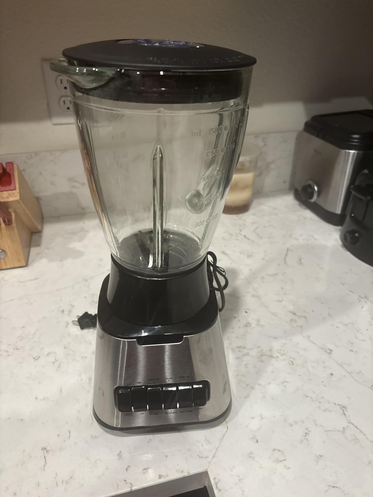 Amazon Basics Powerful 700W Countertop Blender with 6-Cup (50 Fl. Oz) Glass Jar, 6 Pre-Programmed Functions, Ice Crush, Stainless Steel Blades, Black & Silver customer photo 1