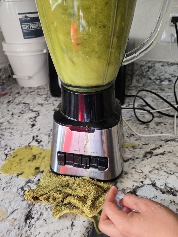 Amazon Basics Powerful 700W Countertop Blender with 6-Cup (50 Fl. Oz) Glass Jar, 6 Pre-Programmed Functions, Ice Crush, Stainless Steel Blades, Black & Silver customer photo 2