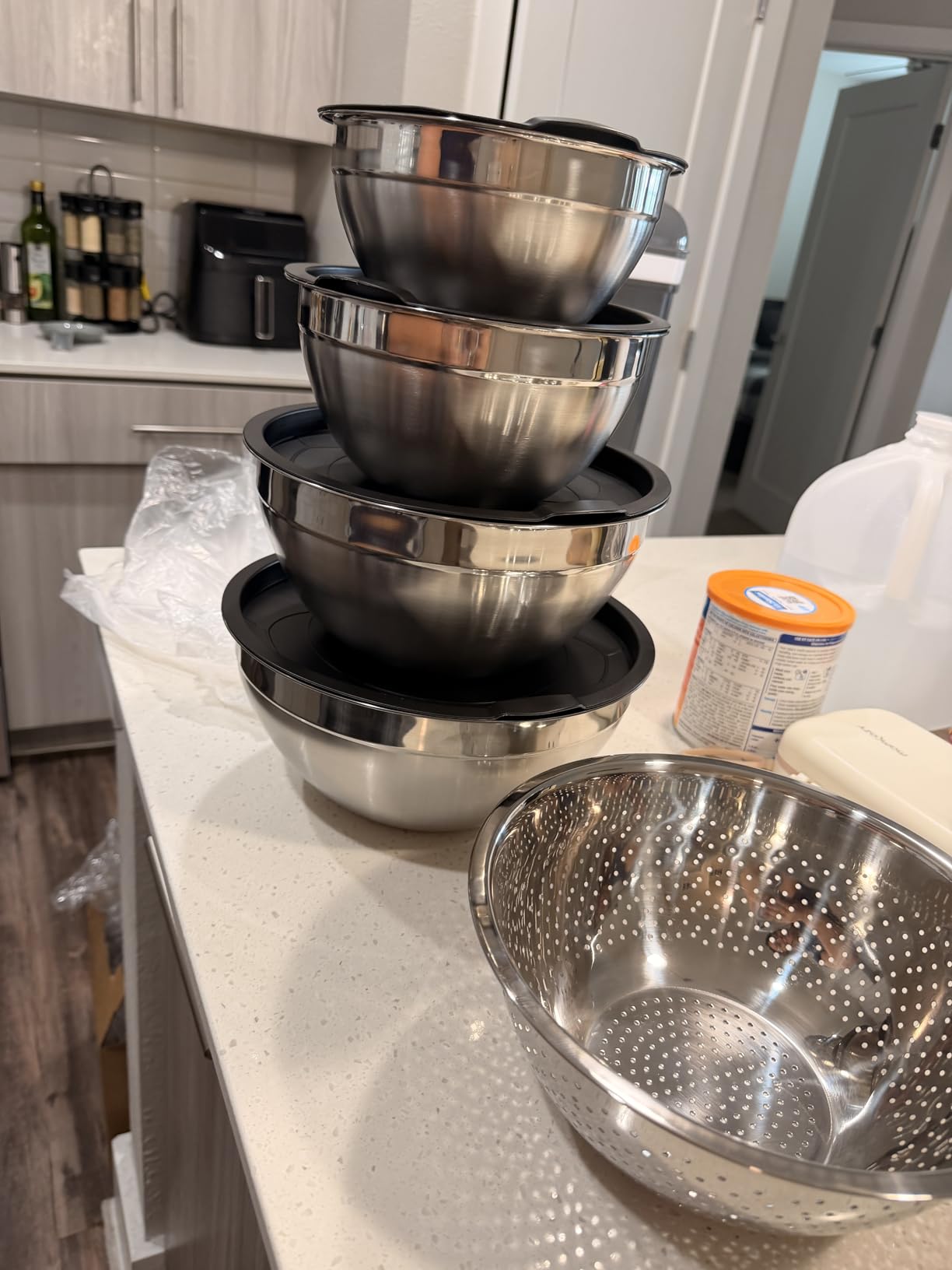 DUTZUN Mixing Bowls with Lids Set, Stainless Steel Mixing Bowls with Colander, Strainer with Mixing Bowl Set, Serving Bowl Kitchen Gift, Size 4.5, 2.5, 2, 1.5QT - Black customer photo 1