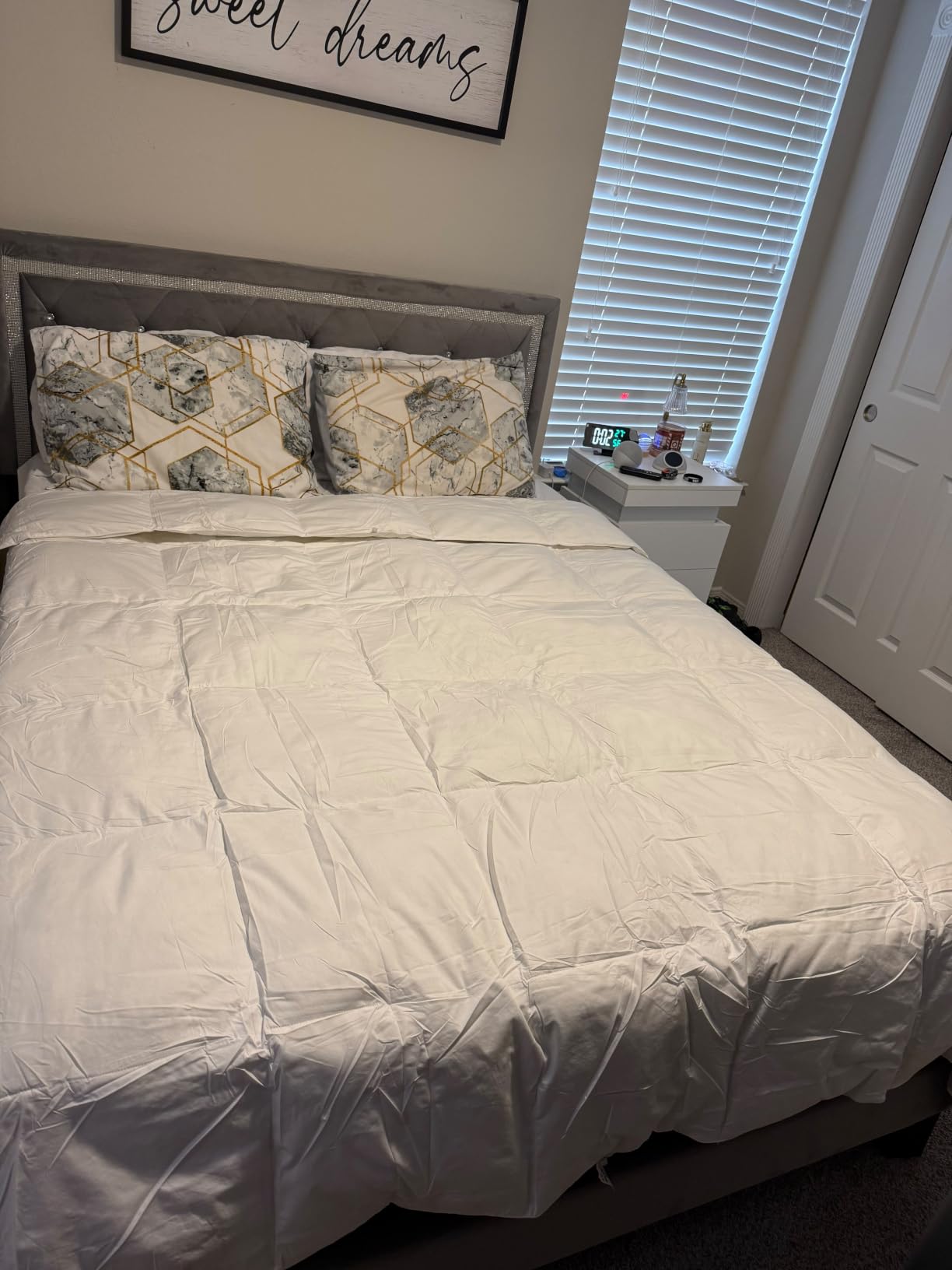 Hotel Grand Luxury White Goose Feather Down Fiber Comforter King Size, 100% Cotton All Season Duvet Insert King, Fluffy Medium Warmth Bedding Comforter with 8 Corner Loops, White 106x90 Inch customer photo 1