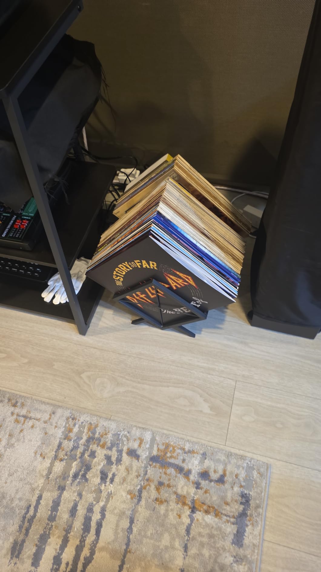 YINMIT Vinyl Record Holder, 80-100 LP Vinyl Record Storage Rack, Quick Assembly Vinyl Record Display, Retro Style Organizer for Magazine, Book, Files, Albums customer photo 1