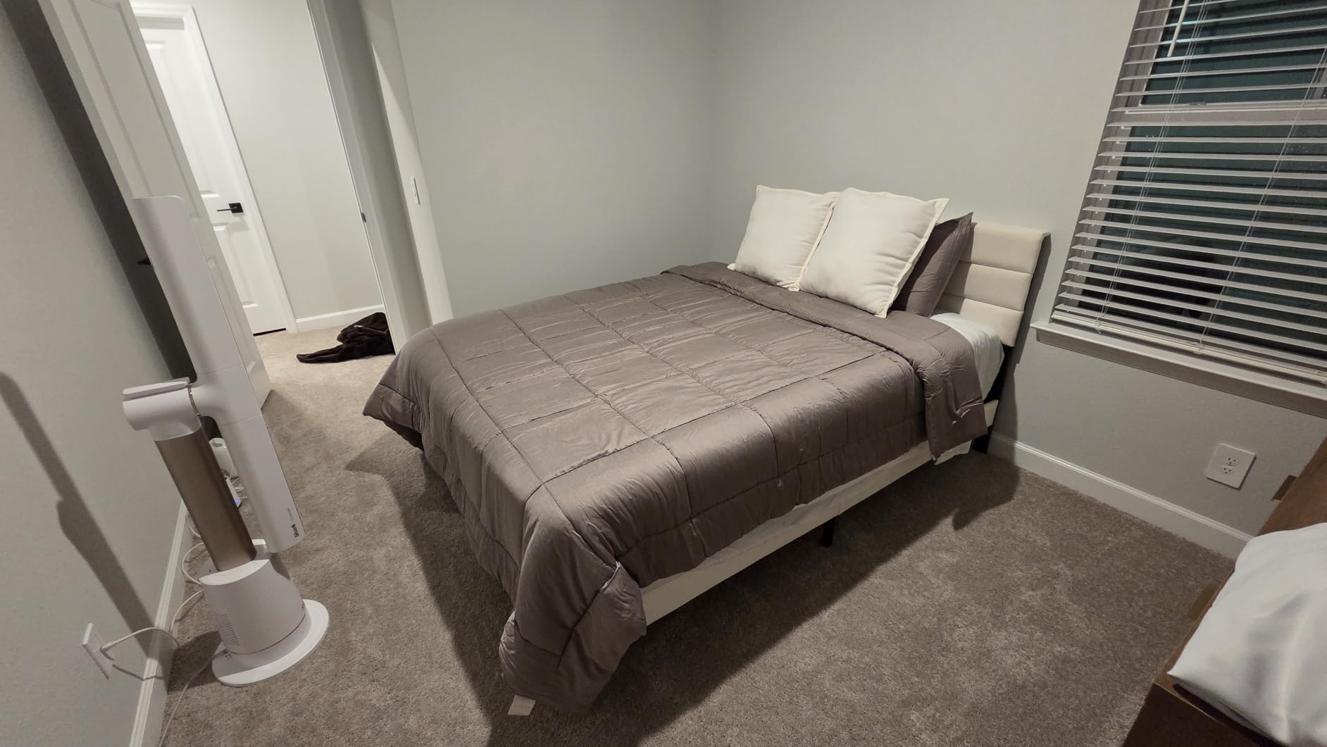 Fluest Queen Bed Frame, Platform Bed Frame with Velvet Upholstered Headboard, No Box Spring Needed, Sturdy Metal Support, Noise Free, Easy Assembly, Modern Bedroom Furniture, Beige customer photo 2
