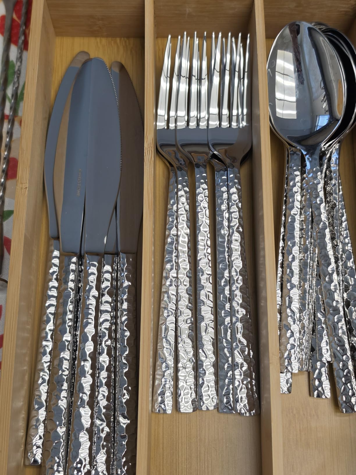 KINGSTONE 40 Piece Hammered Silverware Set, 18/10 Stainless Steel Flatware Set for 8, Cutlery Set for Home, Party, Wedding, Mirror Polished Dishwasher Safe customer photo 1