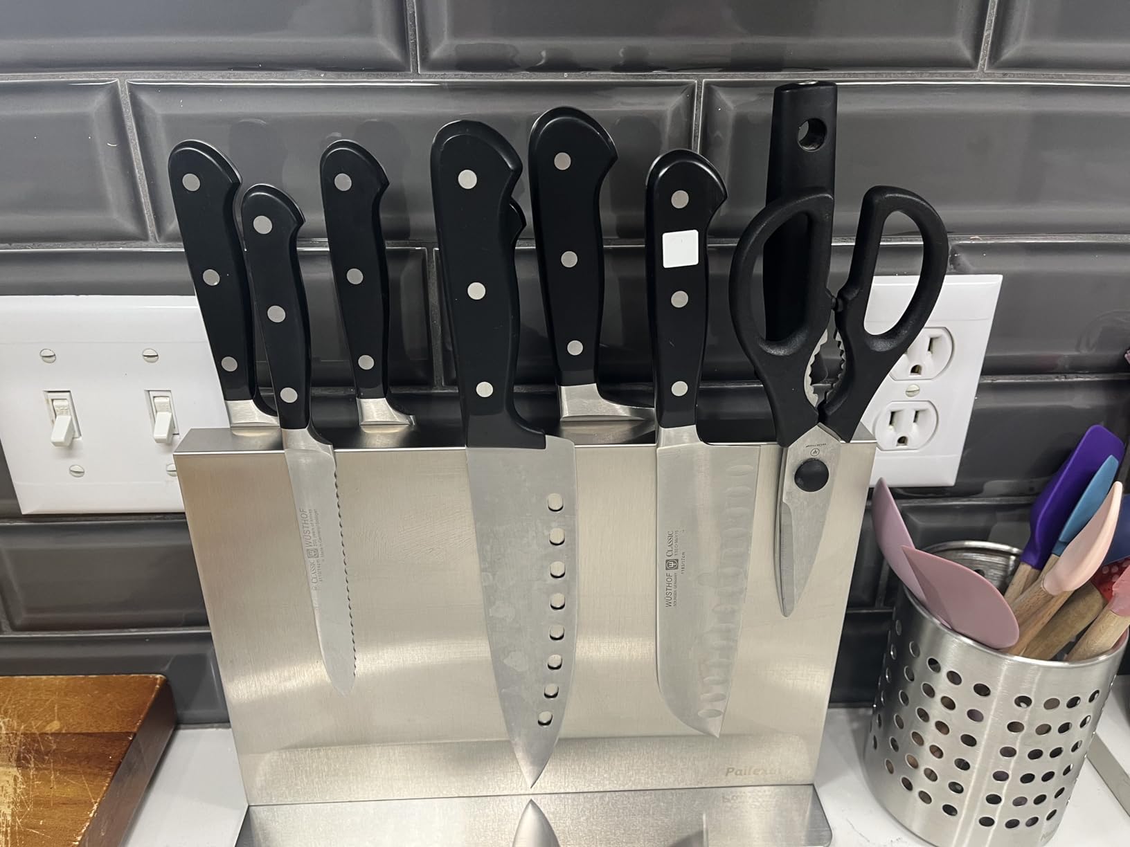 Magnetic Knife Block Without Knives-Black Stainless Steel Double-Sided Magnetic Knife Holder Stand with Strong Magnets, Knife Storage Organizer for Kitchen Counter top customer photo 1