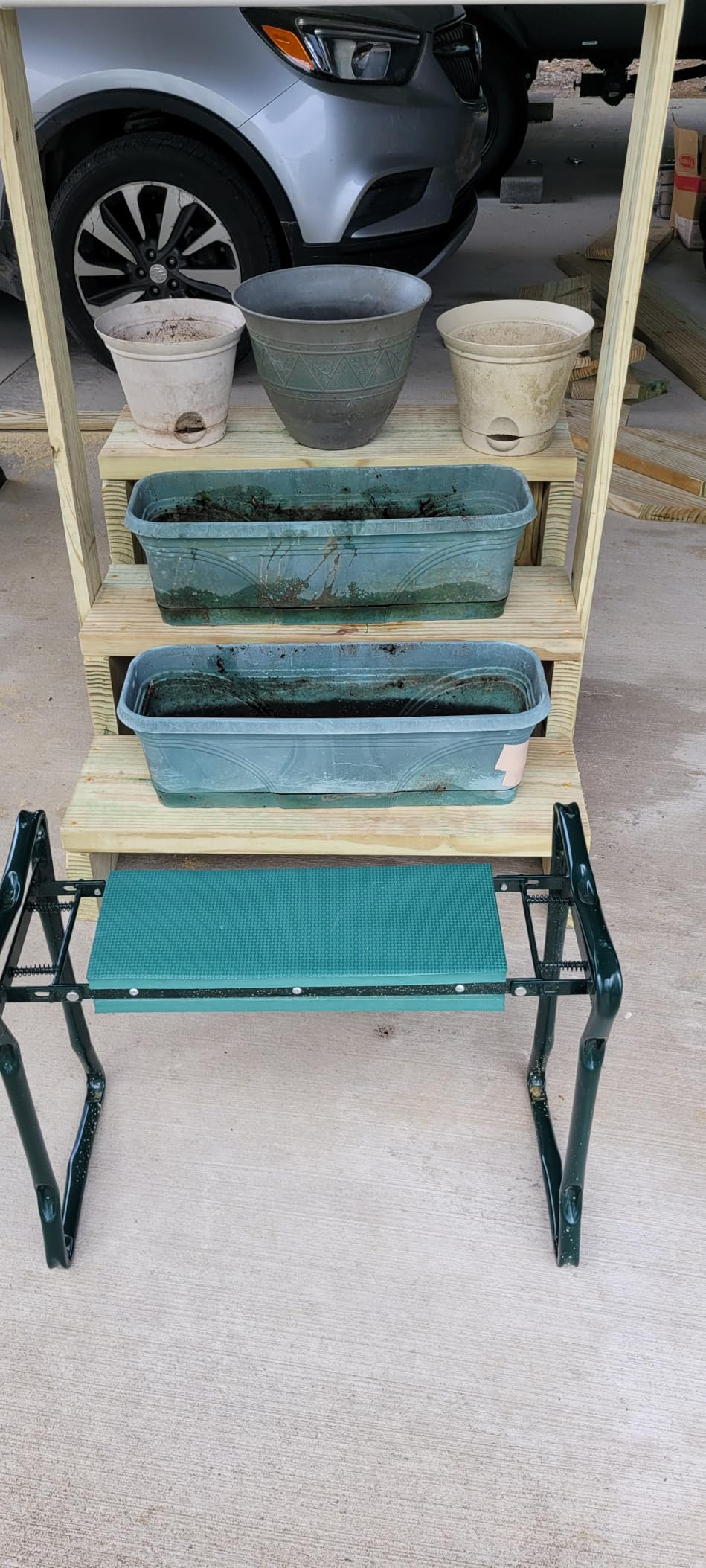 VEVOR Garden Kneeler and Seat Heavy Duty, Portable Garden Stool with 11'' EVA Kneeling Pad and 2 Tool Bags, Folding Garden Bench to Relieve Knee & Back Pain, Great Gifts for Seniors, Family Gardeners customer photo 1