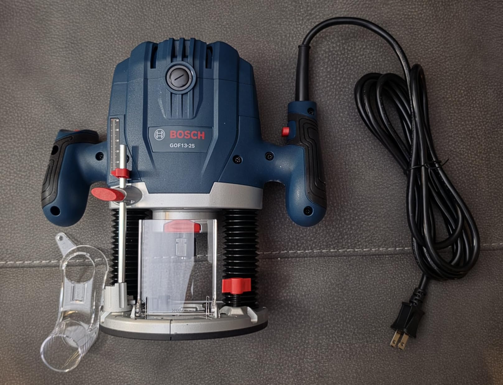 BOSCH GOF13-25 1-3/4 HP Mid-Size Plunge Router - 11,000 to 28,000 RPM, Ergonomic Design, With Detachable Parallel Guide customer photo 1