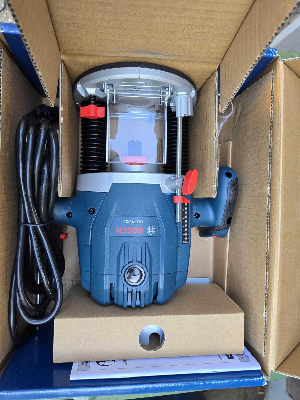 BOSCH GOF13-25 1-3/4 HP Mid-Size Plunge Router - 11,000 to 28,000 RPM, Ergonomic Design, With Detachable Parallel Guide customer photo 2