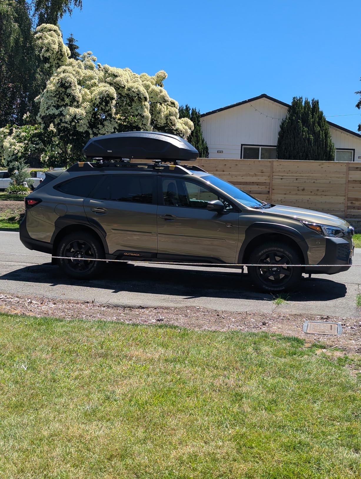 Thule Pulse 2 Aerodynamic roof Mounted Box, Size M, 14 cu ft, Dual-Sided Opening with Locks, Tool-Free Install, for SUVs, Trucks, Cars, EVs customer photo 1