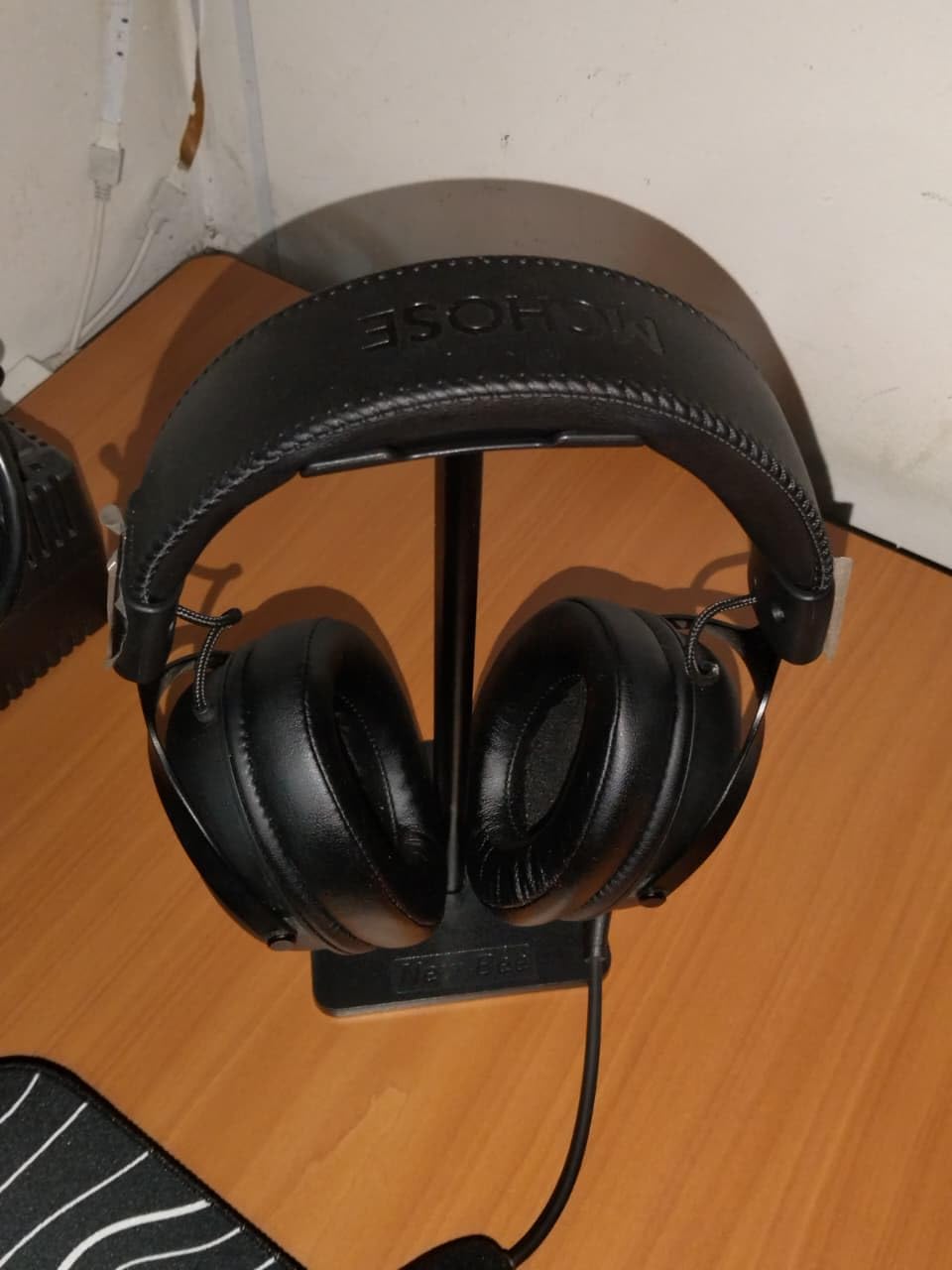 New Bee Headphone Stand Headset Holder Earphone Stand with Aluminum Supporting Bar Flexible Headrest ABS Solid Base for All Headphones Size (Black) customer photo 2