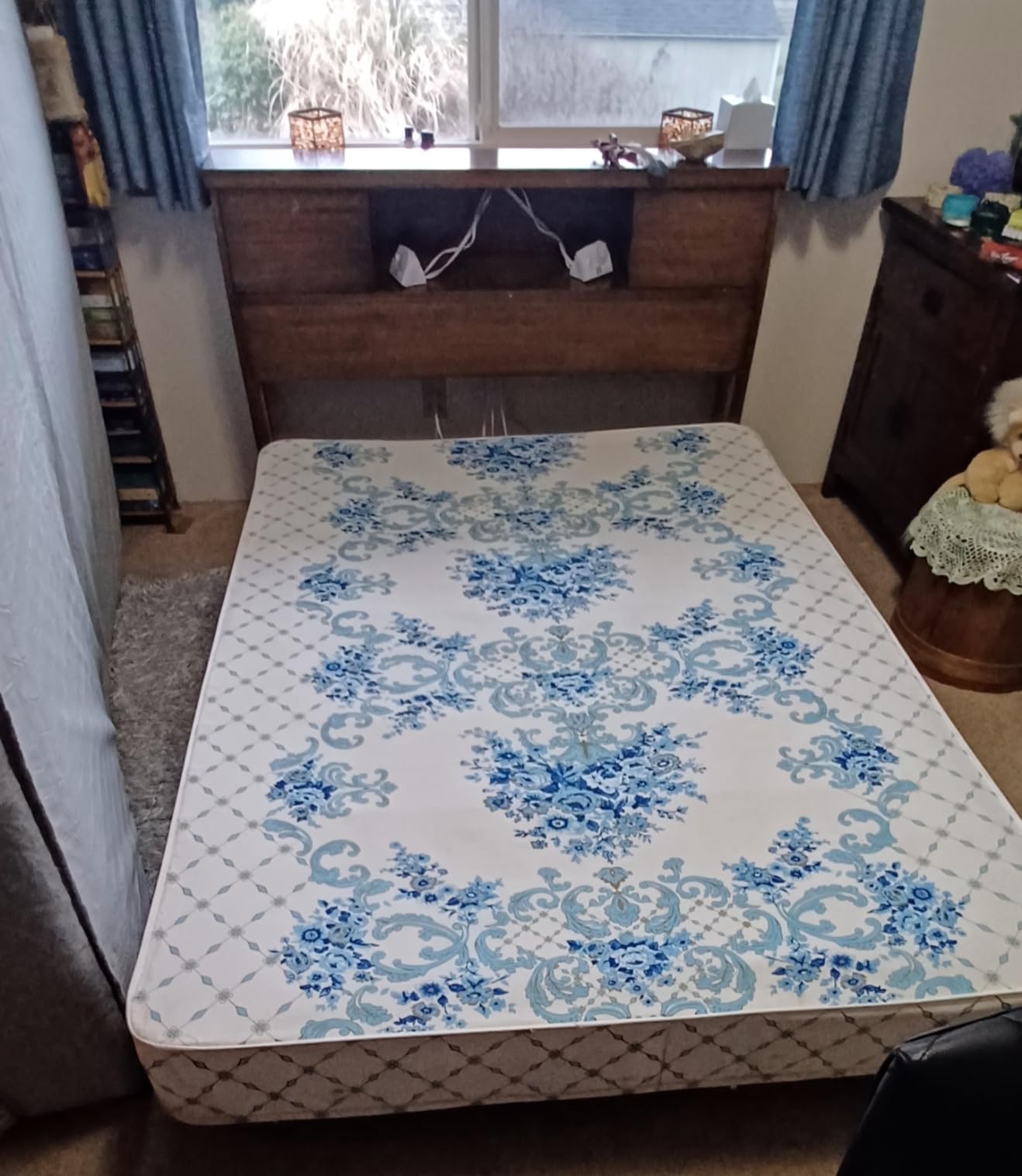 Amazon Basics Hypoallergenic Quilted Plush and Breathable Mattress Topper Pad, 18 Inches Deep, Padded, Washable, Queen, White customer photo 1