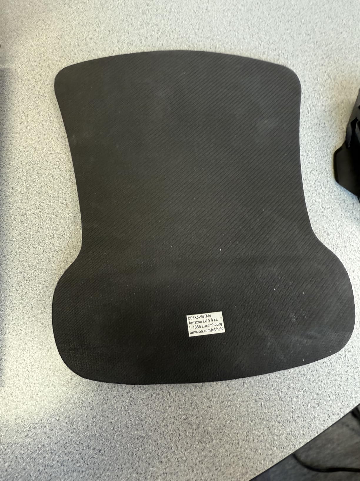 Amazon Basics Ergonomic Mouse Pad with Wrist Support for Pain Relief, Gel-Filled Cushion, Non-Slip Rubber Grip Base, 10.1 x 8.1 Inches, Black customer photo 2